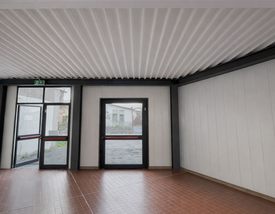 Pareti e soffitto in ferro verniciati con smalto Iso Lac Isocolor in ambiente scolastico