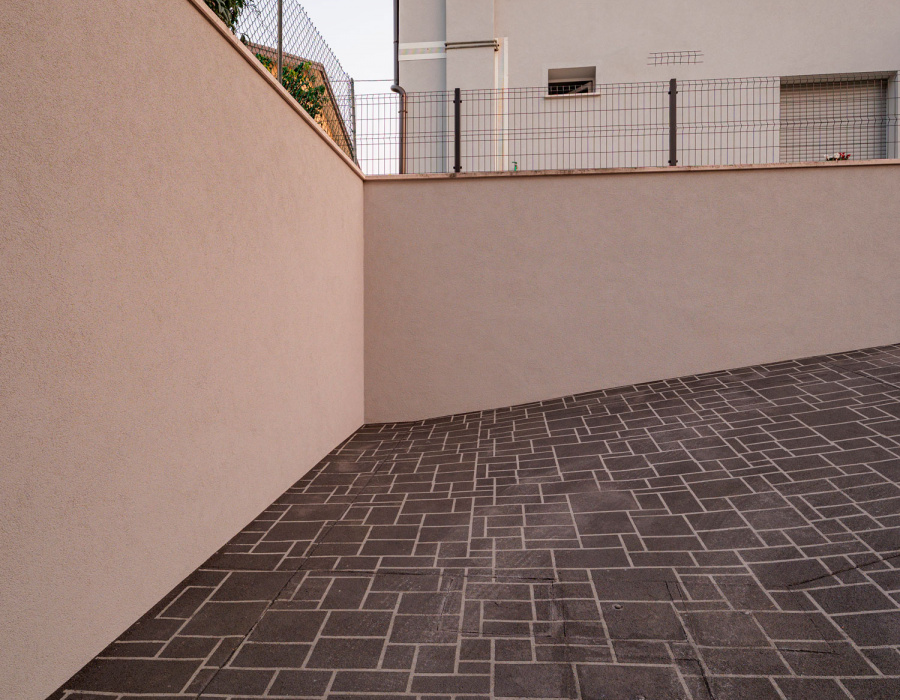 Vista delle pareti perimetrali con rivestimento decorativo per esterni