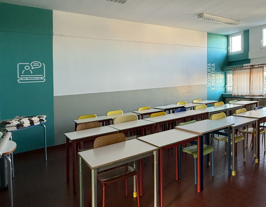 Interno aula con pareti protette da rivestimento murale Isoplast Isocolor colorato, ideale per scuole e spazi pubblici