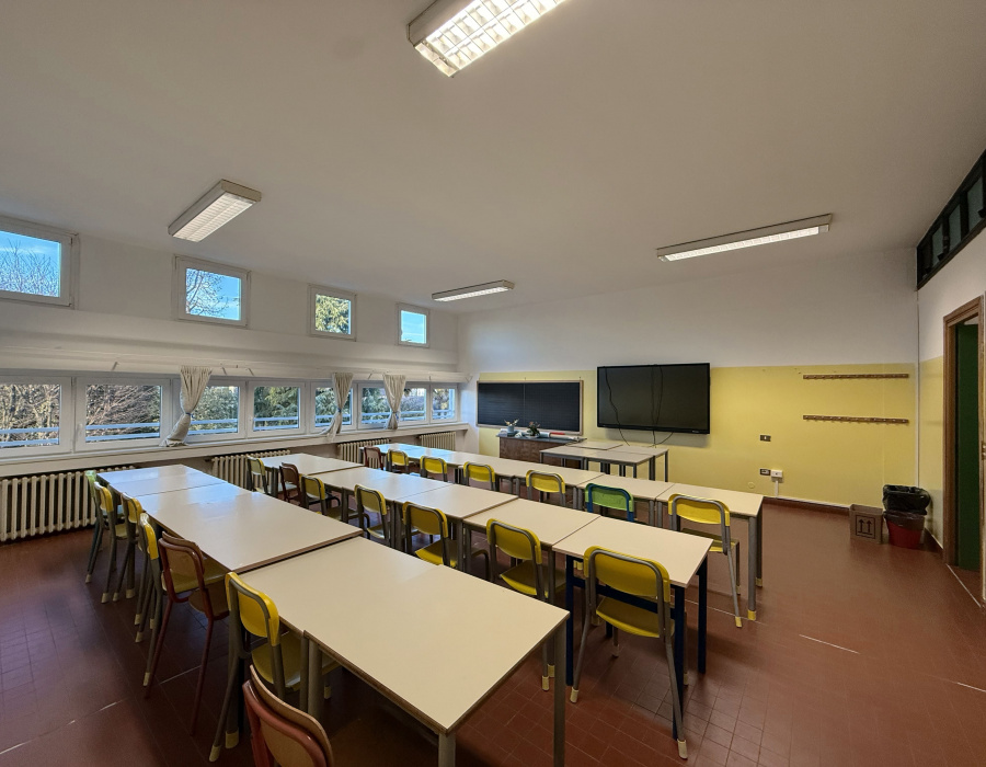 Corridoio scolastico con rivestimento murale lavabile Isoplast Isocolor per ambienti ad alta frequentazione