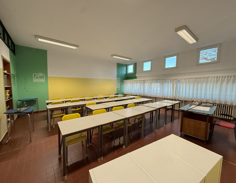 Pareti colorate in resina murale Isoplast Isocolor in aula scolastica, finitura continua senza fughe