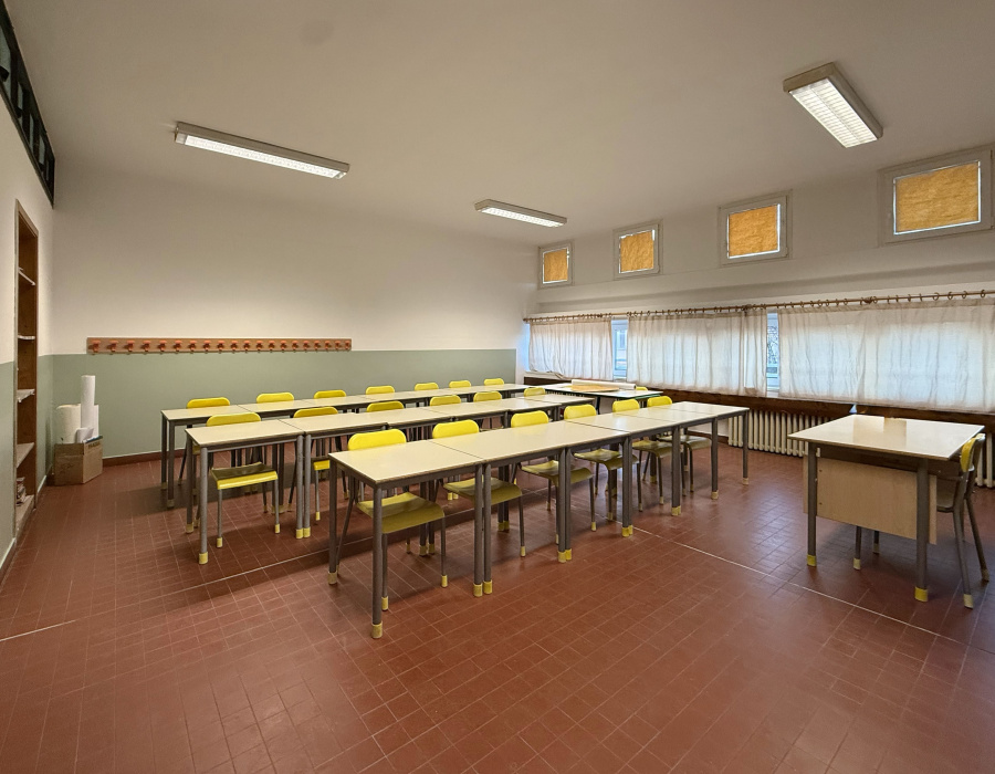 Rivestimento murale continuo colorato Isoplast Isocolor applicato in una classe scolastica, superficie resistente e lavabile