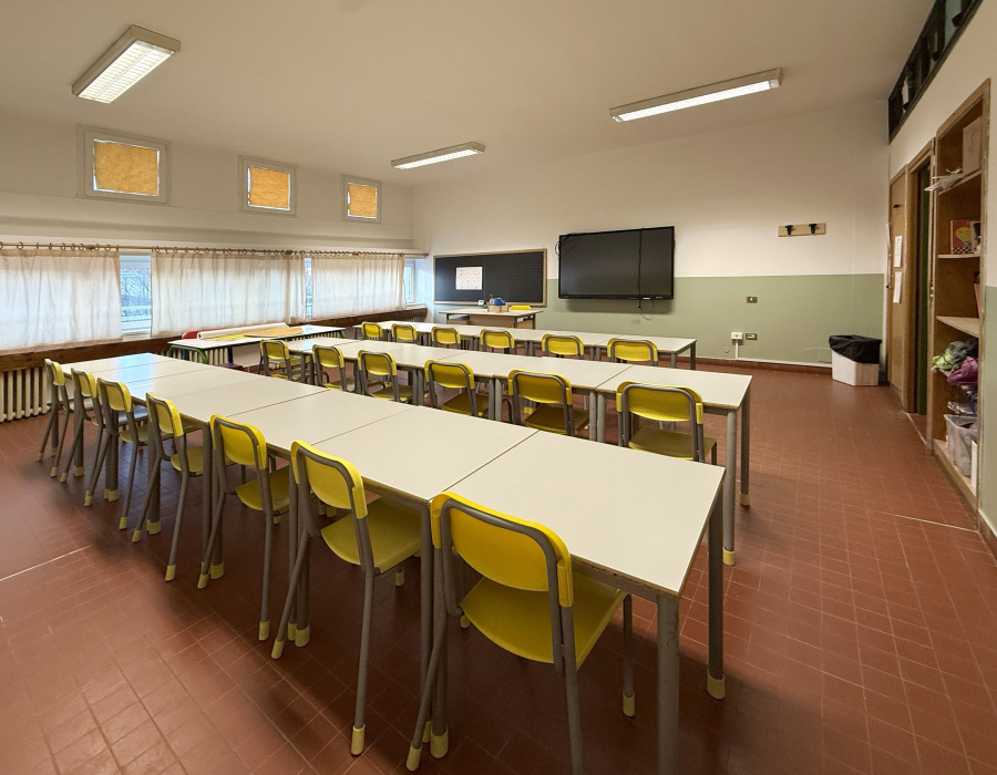 Aula scolastica con pareti rivestite in Isoplast Isocolor, rivestimento murale continuo lavabile per ambienti scolastici