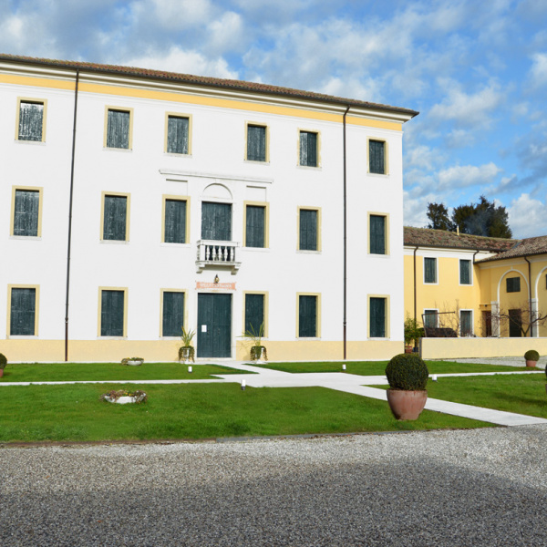 Villa Castagna (TV) - pareti: pittura silossanica Isocolor - balconi: smalto lucido Isocolor